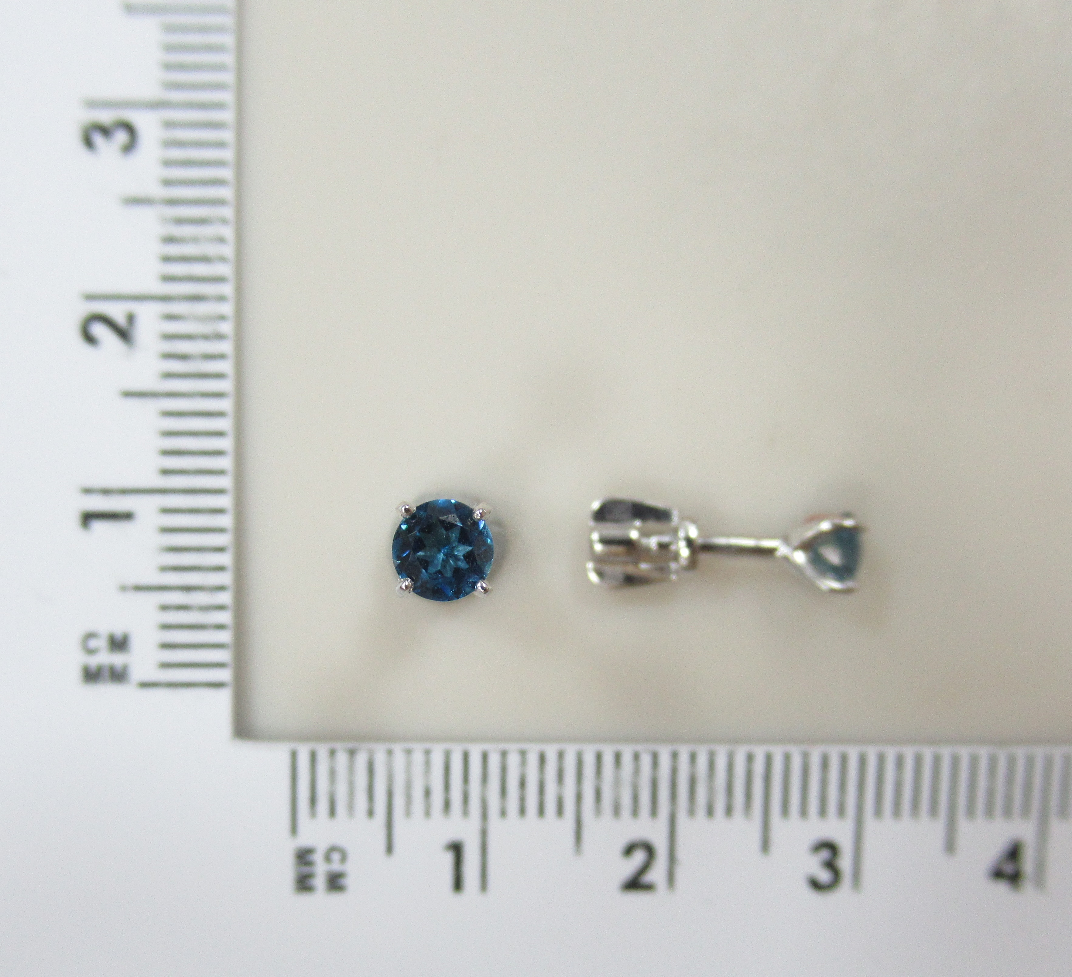 Серьги-пусеты из белого золота с топазами Лондон